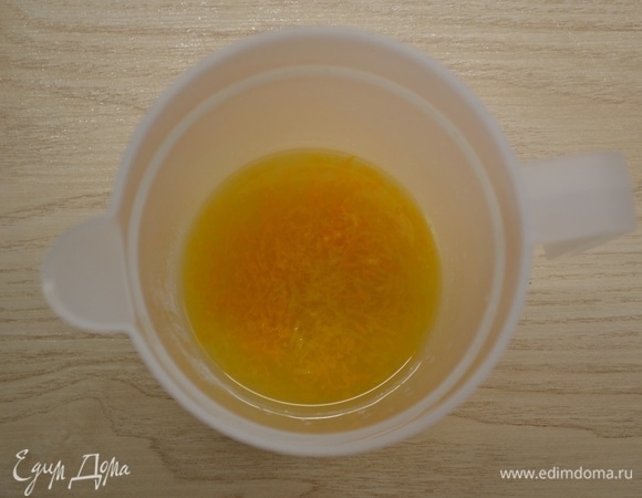 Выжать лимонный и апельсиновый сок, процедить. Соединить цедру, сахар и сок.