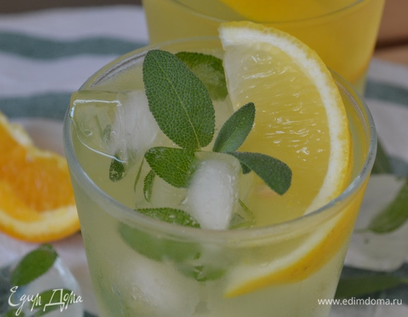 Перед подачей процедить. Такой лимонад с легкостью можно взять с собой на пикник, в термос положить кусочки льда, залить лимонад. Так он останется прохладным. Чтобы не разбавлять вкус, вместо льда можно заморозить часть лимонада.