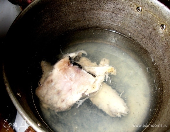 В холодную воду погружаем рыбу и ставим на небольшой огонь. Когда вода закипит, уменьшаем температуру и томим на среднем огне. Конечно, идеально на костре и в котелке, но так тоже выйдет вкусно.
