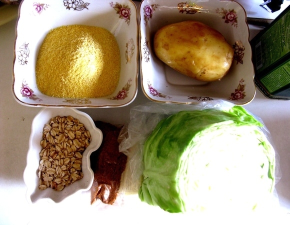 Нам потребуется кукурузная крупа, у меня, например, она быстрого приготовления, но ее все равно лучше измельчать. Можно добавлять манную крупу, картофель и капусту нарезаем.