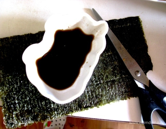 Очень важна очередность добавления продуктов. Когда вода закипела, добавляем картофель, капусту и приправы, снимаем пенку. В самом конце, уже когда почти готово, добавляем овсянку и кукурузную крупу, нарезаем нори и вливаем соевый соус, добавляем зелень и солим. Лично я люблю, если еще острых приправ побольше. Секретный ингредиент — таврийская соль.