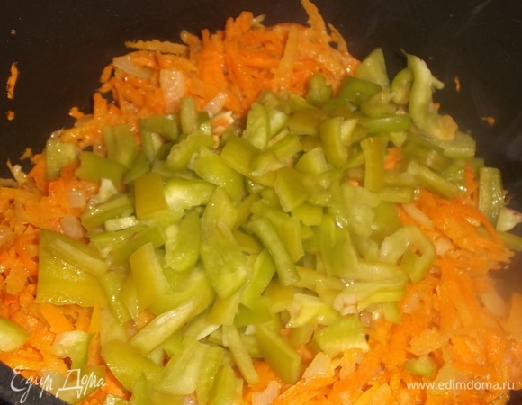 Лук обжарить на растительном масле до золотистого цвета. Добавить натертую морковь, слегка поджарить, добавить нарезанный болгарский перец. Жарить 5 минут.
