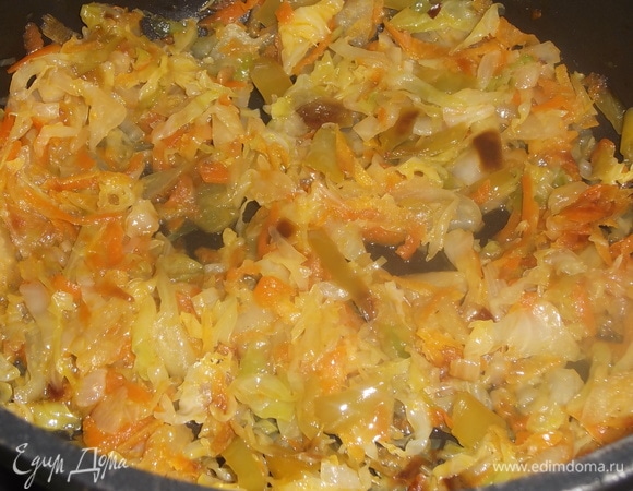 Тушить на среднем огне до полуготовности капусты. Посолить, поперчить.