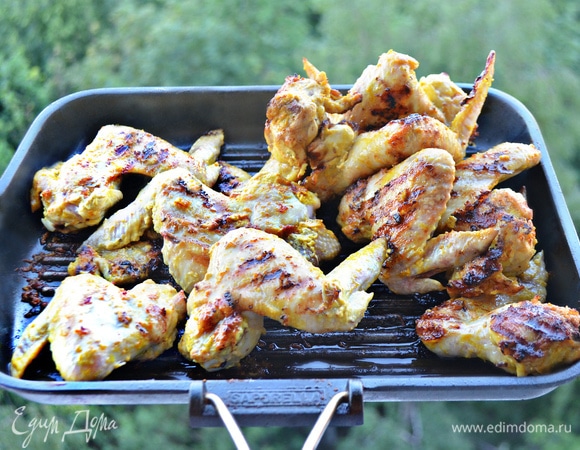 Замаринованные крылышки готовьте на мангале или гриле при умеренном жаре, периодически переворачивая, до готовности (примерно по 10 минут с каждой стороны). За неимением такой возможности можно пожарить крылышки на сковороде-гриль либо запечь в духовке.