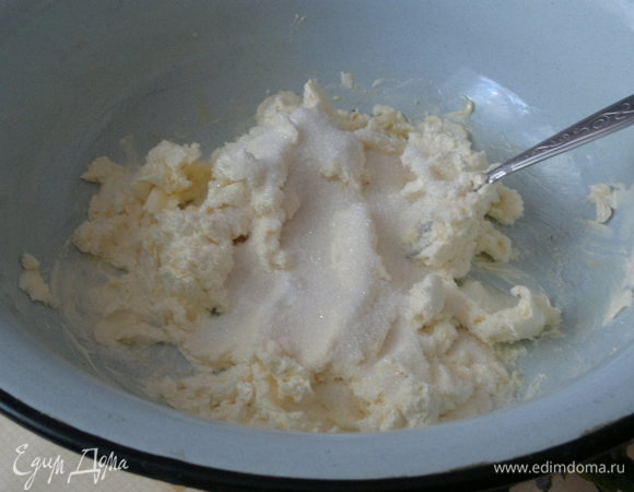Размягченный маргарин растереть с сахаром и ванилином.