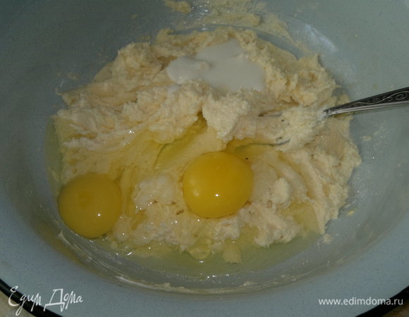 Добавить яйца и сметану, взбить до однородности.