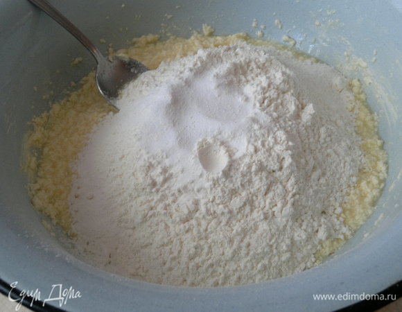 Постепенно всыпать просеянную муку с содой и замесить тесто.