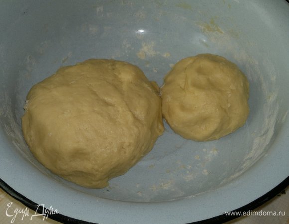 Тесто разделить на две неравные части. Тесто положить в холодильник на 1 час: больший кусок — в холодильную камеру, а меньший — в морозилку.