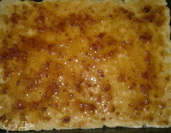 Смазать поверхность пласта джемом. Также можно любым повидлом или густым вареньем.