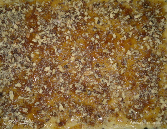 Орехи измельчить в крупную крошку и посыпать поверх джема.