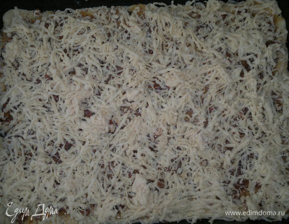 Достать из морозилки меньшую часть теста. Натереть его на мелкой терке, распределяя по всей поверхности пирога. Поставить противень в духовку, разогретую до 180–, на 35–40 минут. Пирог должен слегка зарумяниться.