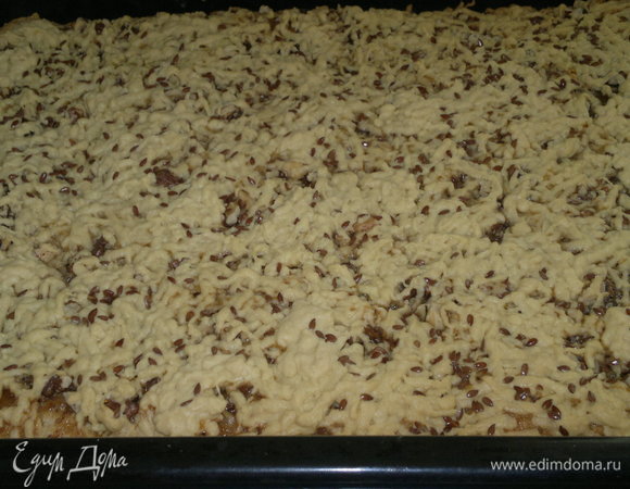 Готовый пирог достать из духовки. Остудить в форме.