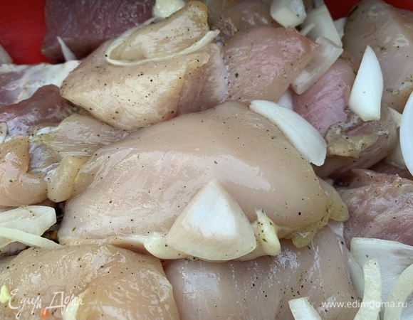 Мясо нарезать на порционные кусочки. У меня свиная вырезка и куриное филе. Грушевый джем размешиваю с соком лимона (у меня свежевыжатый). Щедро смазываю мясо. Добавляю тмин, перец, соль. Нарезаю лук и кладу к мясу. Мариную 2 часа, но можно оставить и на ночь.