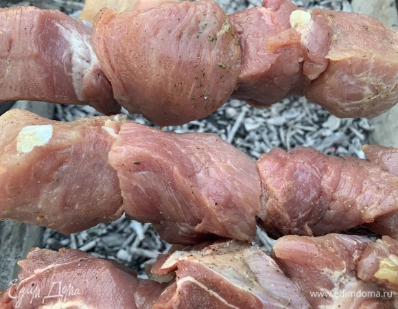 Нанизываю мясо на шампуры.