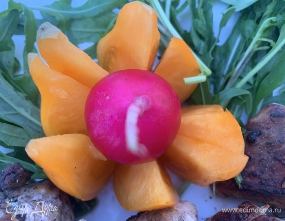 По желанию можно нарезать овощи (у меня помидор, редис и рукола).