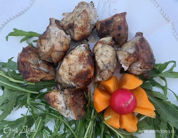 Выкладываю овощи к готовому мясу.