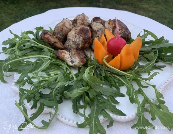 Рукола очень дополняет вкус пикантного шашлыка.