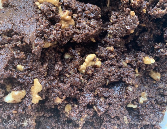 Печенье измельчить в блендере. Сливочное масло растопить, снять с плиты, добавить сахар, молоко, хорошо размешать. Затем добавить какао, быстро и тщательно размешать. Смесь влить в крошку печенья и хорошо вымешать. Добавить орехи, изюм, ванильный экстракт, корицу. Можно добавить любой ликер по желанию. Все быстро вымешать.