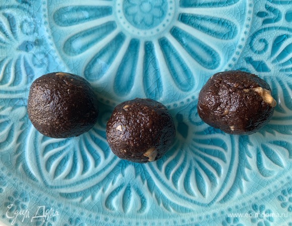 Вынуть охлажденные шарики из холодильника.