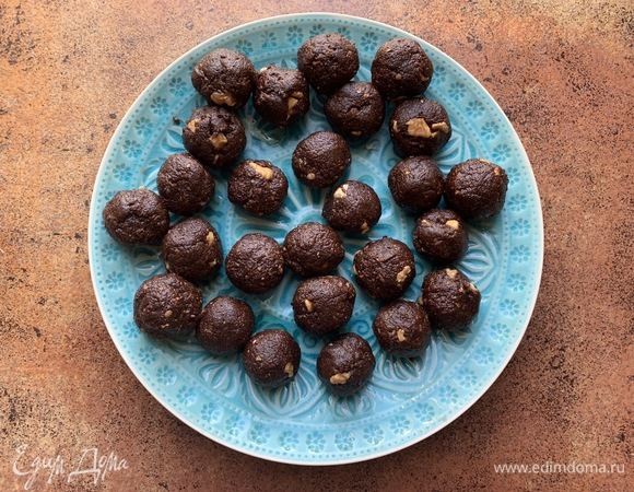 Пока смесь теплая, скатать шарики по размеру трюфеля.