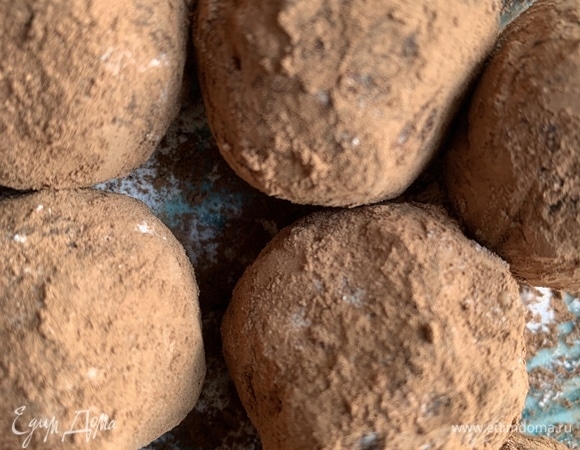 Разделить на две части. Одну сверху обвалять в какао.