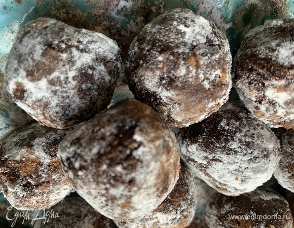 Другую часть — в сахарной пудре. Кто любит кокосовую стружку, можно обвалять шарики в ней.