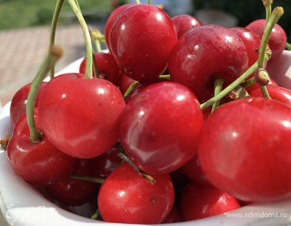Черешню помыть, залить горячей водой смесь черешневого желе, хорошо взбить, разлить в стаканы, добавить черешню. Поставить в холодильник на 30–40 минут до полного застывания.