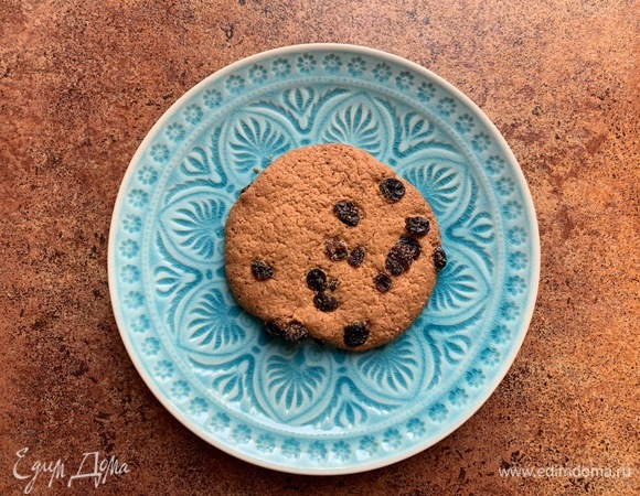 На тарелку положить печенье.