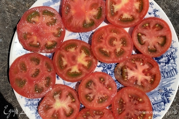 Нарезать помидоры кружочками.