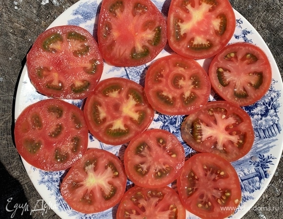 Нарезать помидоры кружочками.