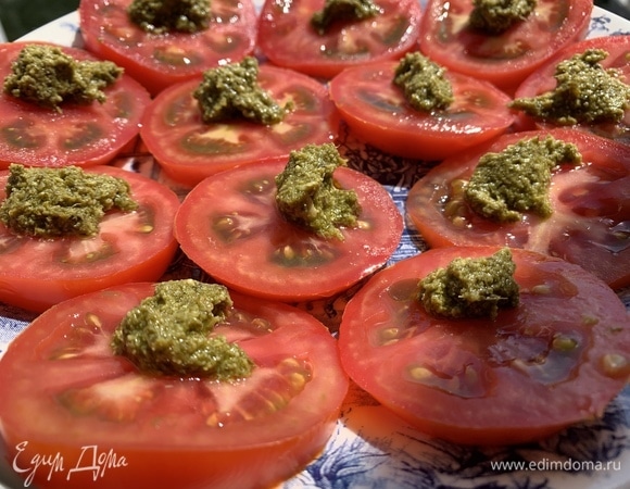 Сверху кладем соус песто.