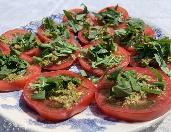 Нарезаем руколу, кладем сверху.