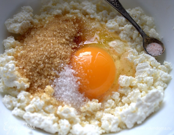 Ввести сахар, соль, ваниль. Можно сахар заменить на сироп.