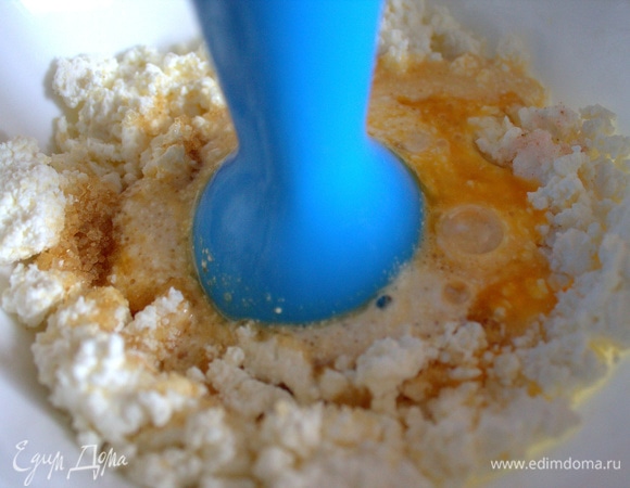 Всыпать разрыхлитель. Взбить блендером.