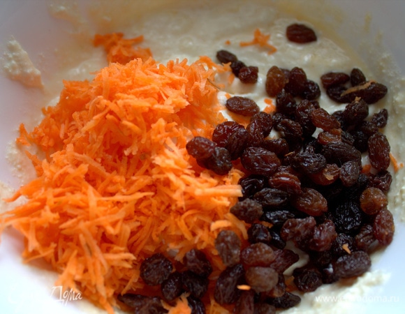 Из начинки я ввела морковь и изюм (можно финики). Я и классические сырники так делаю.