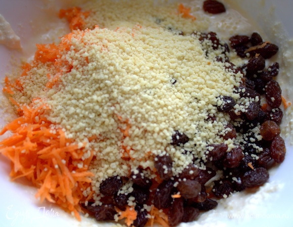 Теперь кускус. Лучше взять мелкий, можно заменить манкой. Можно кускус запарить на 5 минут и ввести готовый, тогда можно сразу сырники выпекать.