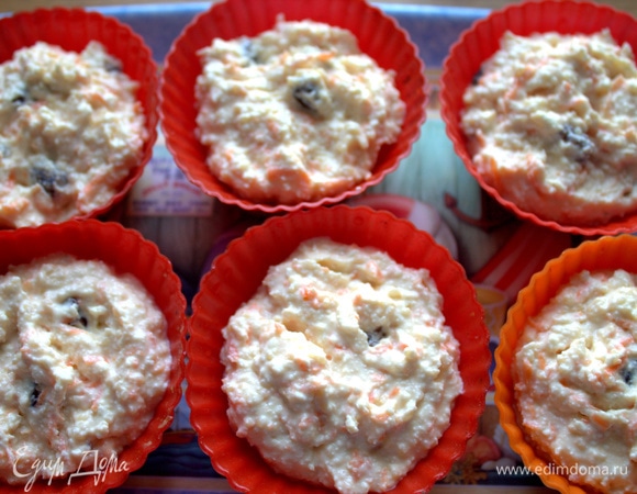 Распределить тесто по силиконовым формочкам.