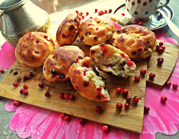 А можно начать утро с таких сырничков-булочек: https://www.edimdoma.ru/retsepty/76987-tvorozhniki-s-brusnikoy. Начинки можно менять.