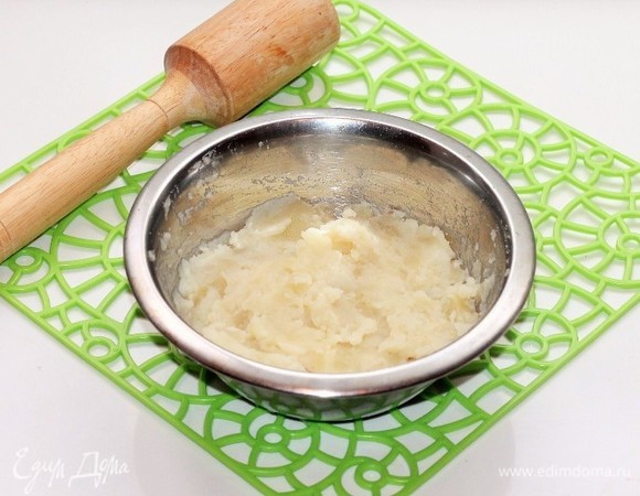 Отварить сырой картофель в шкурке, очистить, помять или натереть на крупной терке.