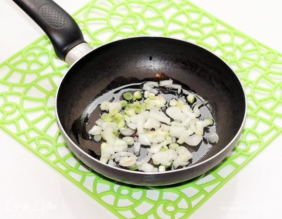 Репчатый лук (небольшой) и морковь (небольшая) очистить. Лук нарезать кубиками и обжарить на разогретом масле до прозрачности.