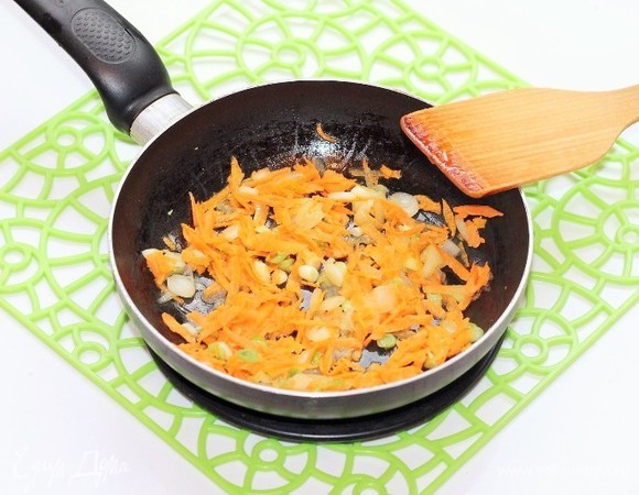 К луку добавить тертую на крупной терке морковь и пассеровать овощи до мягкости моркови.