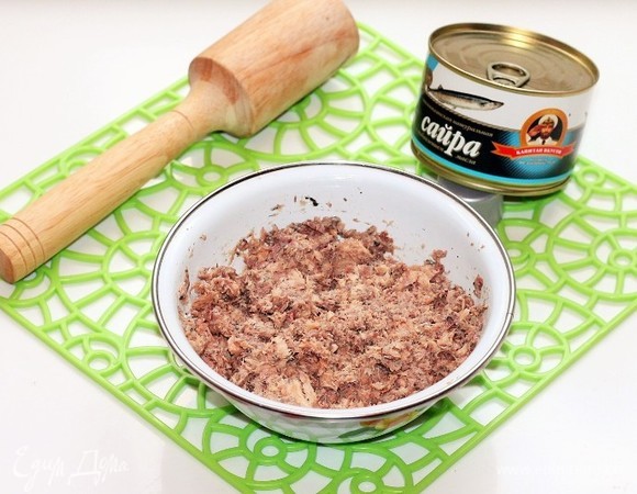 Из банки достать рыбу без масла и размять вилкой. Смешать картофель с сайрой ТМ «Капитан Вкусов».