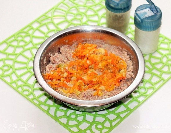 Добавить пассеровку, соль и перец, перемешать.