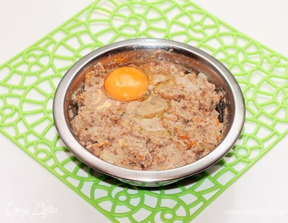 По одному добавляем куриные яйца (мелкие) и вмешиваем в фарш.