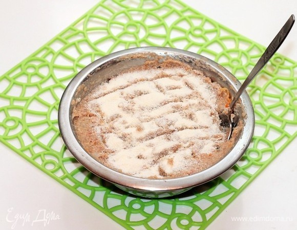 Добавляем по 1 столовой ложке манную крупу и хорошо перемешиваем. Ставим миску с фаршем в сторону минут на 15. За это время фарш немного уплотнится.