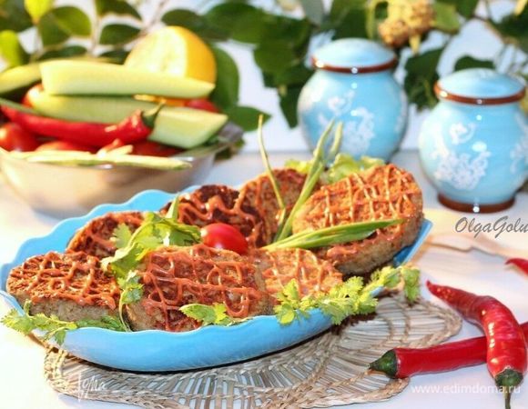 Готовые котлеты подаем с соусом: сметану смешиваем с кетчупом. Такие котлеты можно есть и в теплом, и в холодном виде. Приятного аппетита!