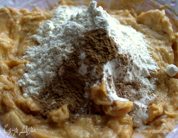 Муку с разрыхлителем и содой, корицу.