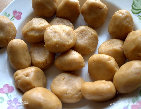 Отщипнуть кусочек теста и скатать шарик размером с грецкий орех.