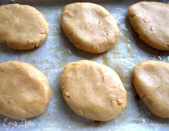 Сформировать лепешки-заготовки.