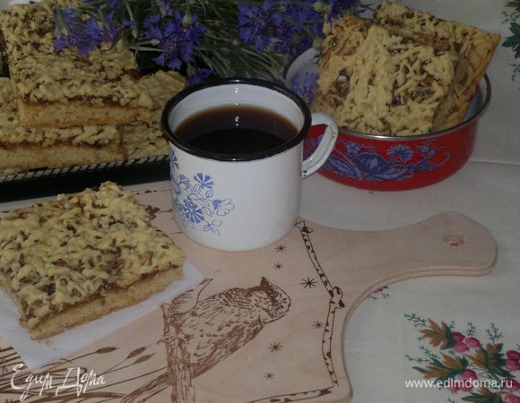 Берем пирог с собой на пикник и едим на природе вместе с чаем, компотом или другим напитком. Угощайтесь! Приятного аппетита!